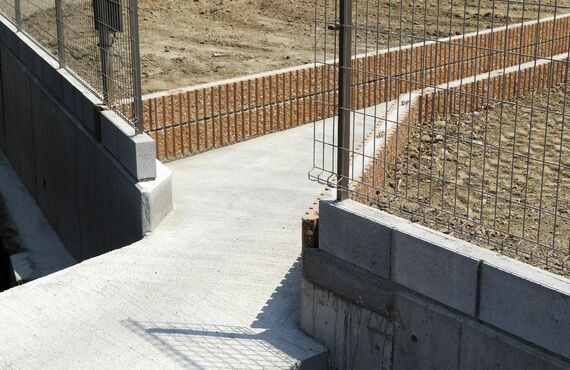 福岡で外構工事を請け負う業者として玄関のフェンスを設置いたします